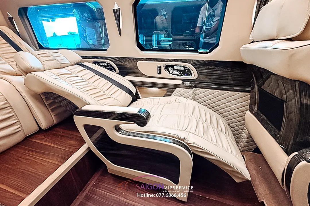 Ghế nằm AutoKingdom giường nằm 9 chỗ VIP Limited với bảng điều khiển tiện ích bên hông