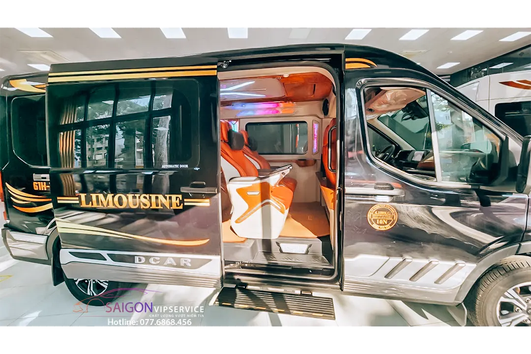 Xe Ford DCar Maybach 9 chỗ Luxury màu đen nhìn từ bên hông với cửa trượt đang mở