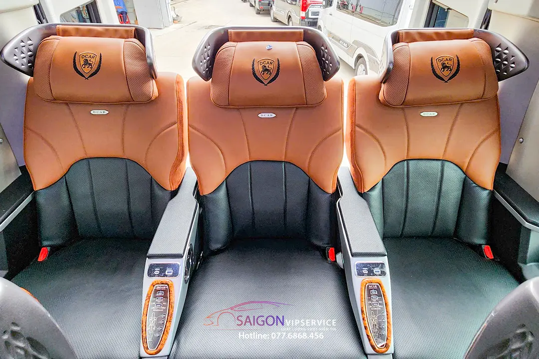 Hàng ghế da cam đen của Ford DCar Thượng Đỉnh Business 9 chỗ với tựa đầu logo nổi bật
