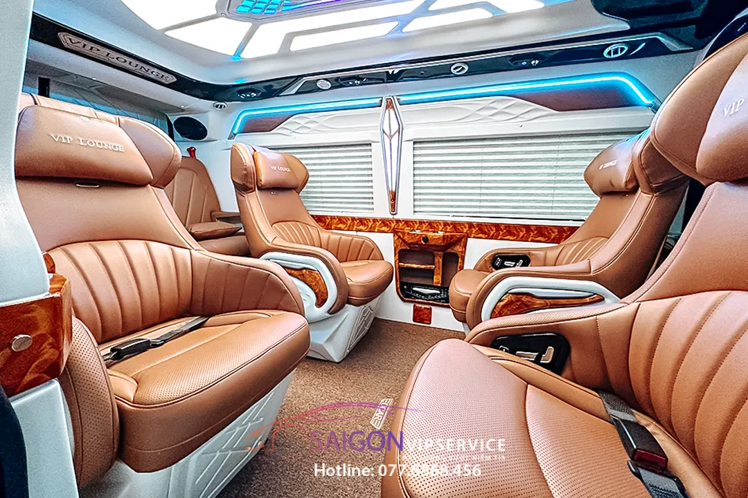 Tận hưởng phòng Lounge di động khi thuê xe Ford DCar VIP Lounge 9 chỗ