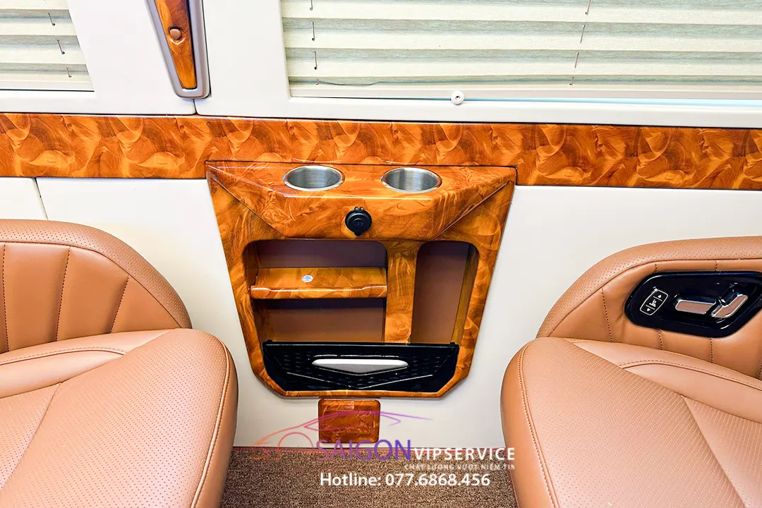 Chi tiết trần ốp gỗ và đèn trang trí trong khoang Ford DCar VIP Lounge 9 chỗ