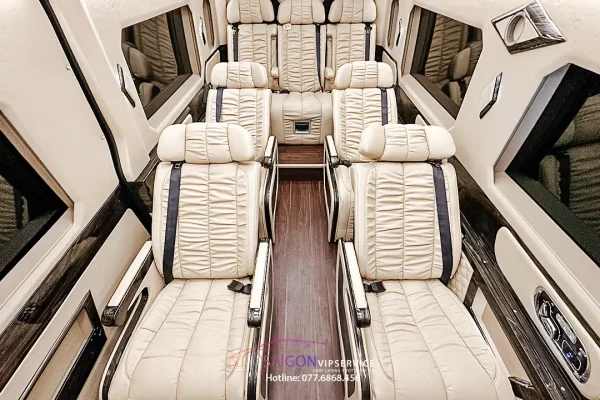 Toàn cảnh khoang ghế xe Solati AutoKingdom ghế nằm 9 chỗ bản VIP Limited với ghế da trắng và sàn gỗ cao cấp