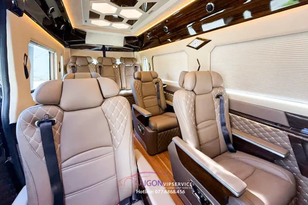 Khoang hành khách Solati AutoKingdom Luxury 9 chỗ với ghế da trắng và trần ốp đèn hiện đại
