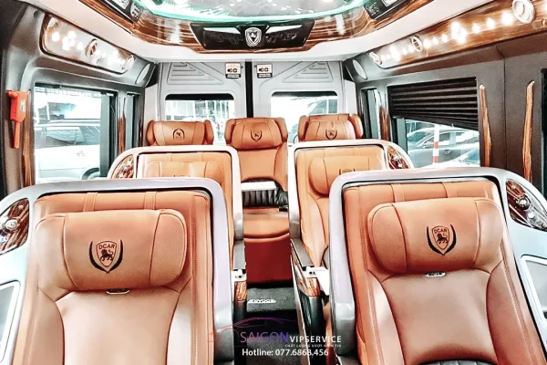 Toàn cảnh khoang nội thất Solati DCar Thượng Đỉnh Luxury 9 chỗ với ghế da nâu và hệ trần hiện đại