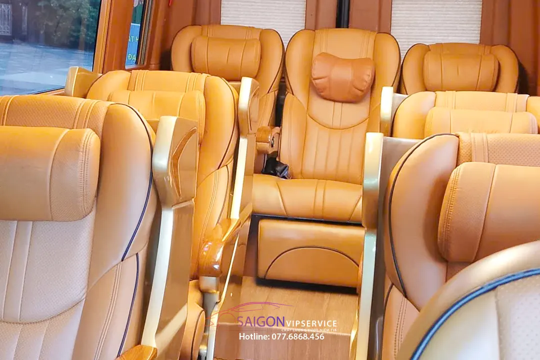 Hàng ghế sau Solati Skybus Business 9 Chỗ bọc da cam với tựa đầu lớn và thiết kế êm ái