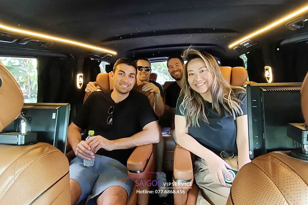Hành khách trải nghiệm xe Mercedes V250 với khoang ghế rộng và ánh sáng sang trọng