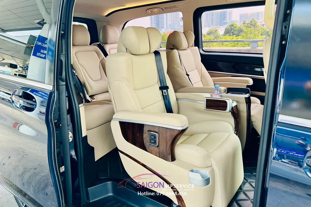 Cho thuê xe Mercedes V250 TPHCM với nội thất màu kem với tựa tay lớn và không gian ngồi thoải mái