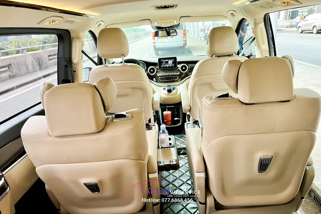 Khoang nội thất Mercedes V250 nhìn từ hàng ghế sau với thiết kế cao cấp