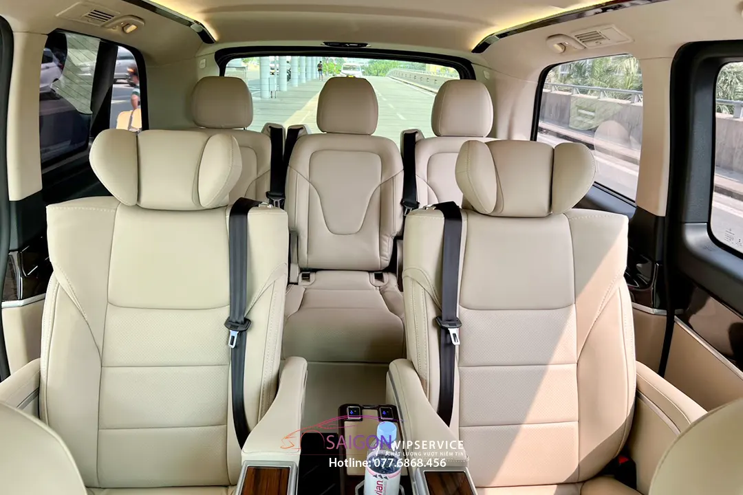 Hàng ghế sau VIP Mercedes màu kem rộng rãi, phù hợp đưa đón khách cao cấp