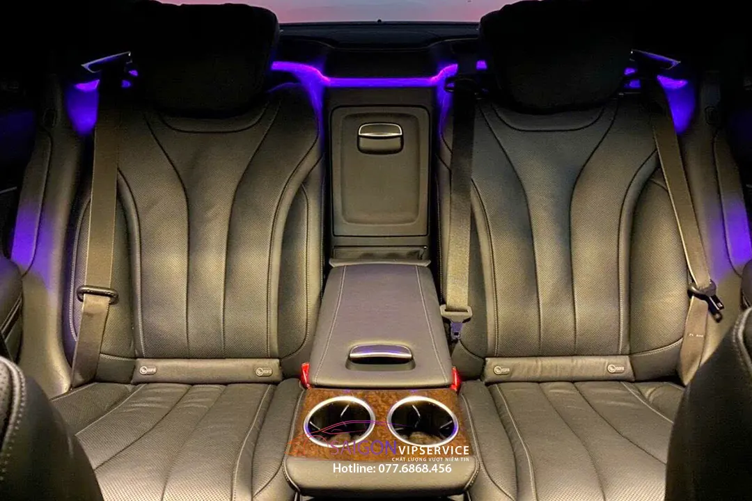 Khoang sau VIP Mercedes với ghế da màu kem và không gian riêng tư