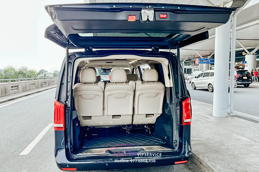 Cốp xe Mercedes V250 mở rộng với hàng ghế sau và khoang hành lý tiện dụng