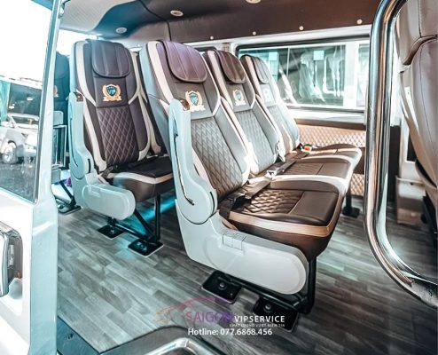 Hàng ghế xe 16 chỗ Ford Transit nhìn từ bên hông.