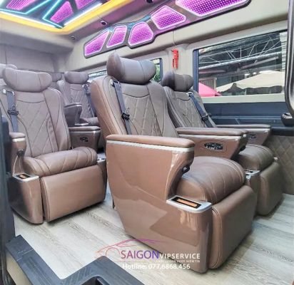 Khoang ghế xe Ford Skybus 12 chỗ với đèn trần tím hiện đại