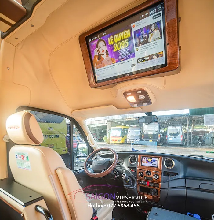 Khoang xe Limousine Iveco 12 chỗ với màn hình giải trí phía trước