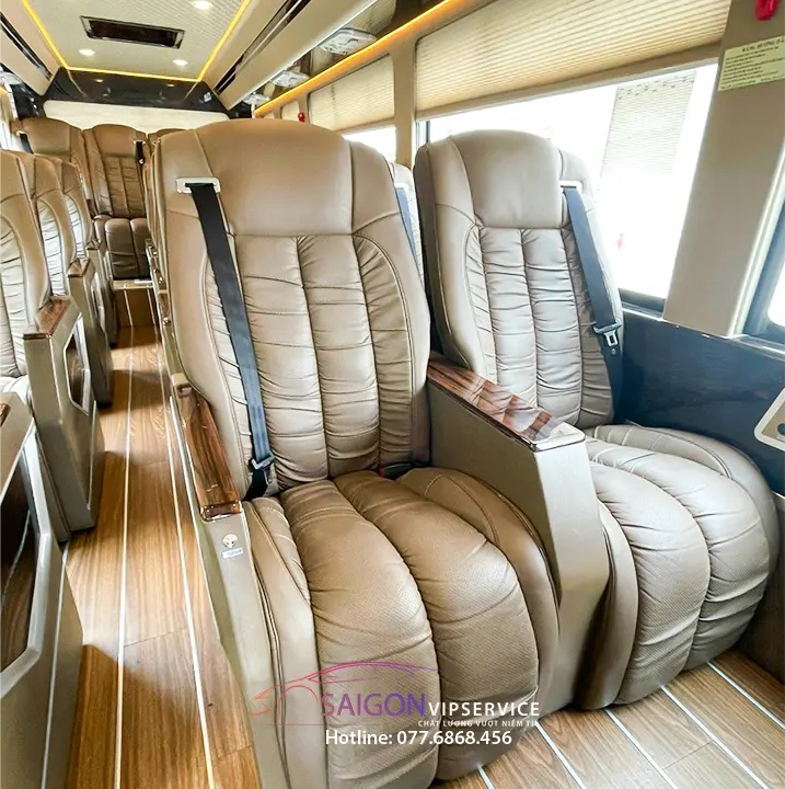 Dãy ghế hành khách xe limousine Autokingdom Limited bố trí rộng rãi