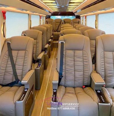 Toàn cảnh khoang xe limousine Autokingdom Limited 20 chỗ với nhiều hàng ghế