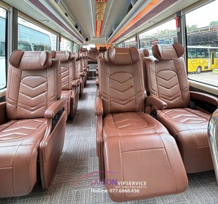 Hàng ghế da nâu trong xe limousine 20 chỗ Luxury trắng thanh lịch