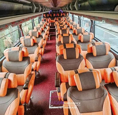 Khoang xe Luxury 29 chỗ với hàng ghế cam và trần thiết kế cao cấp.