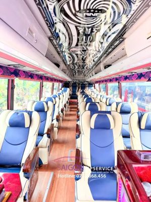 Khoang xe Skybus Business 29 chỗ với ghế xanh trắng và trần trang trí.