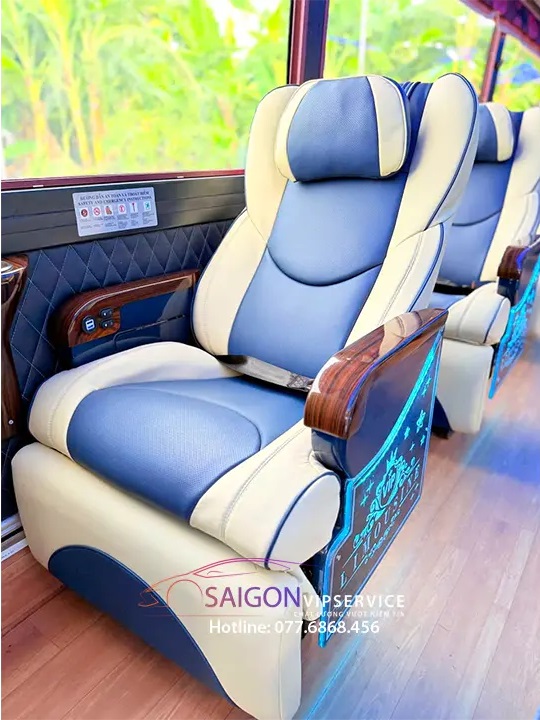 Ghế bọc da cao cấp kết hợp massage đa điểm kèm nâng chân chỉnh điện khi thuê xe Skybus Business 29 chỗ tại Saigon VIP Service
