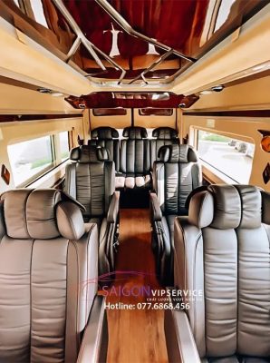 Nội thất xe AutoKingdom Economy 9 chỗ với ghế da đen và lối đi trung tâm