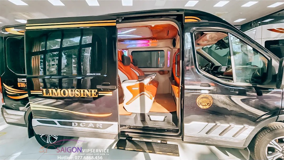 Tận hưởng ngoại thất lịch lãm khi thuê xe Ford DCar Maybach 9 chỗ tại Saigon VIP Service