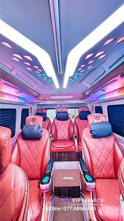 Nội thất xe Ford DCar Maybach 9 chỗ Luxury nhìn từ phía sau với ghế da đỏ và ánh sáng LED nổi bật