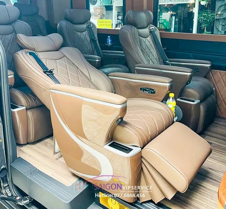 Ghế xe Ford Skybus 9 chỗ bọc da màu kem, thiết kế ngả lưng thoải mái cho hành khách