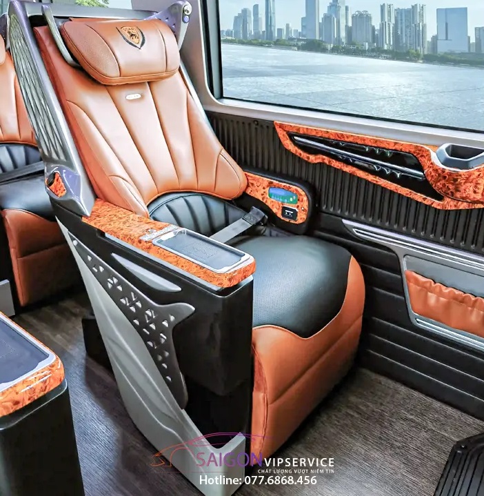 Ghế Ford DCar Thượng Đỉnh Business 9 chỗ bọc da cam với tay vịn ốp gỗ cao cấp