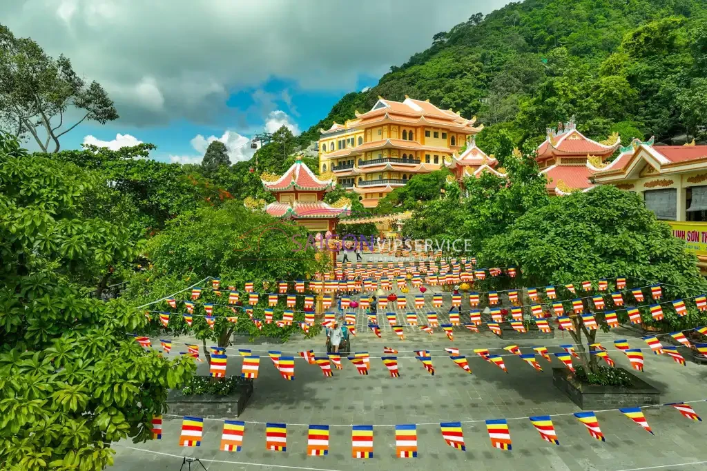 Khu du lịch Núi Bà Đen Tây Ninh với chùa Bà và cảnh núi xanh
