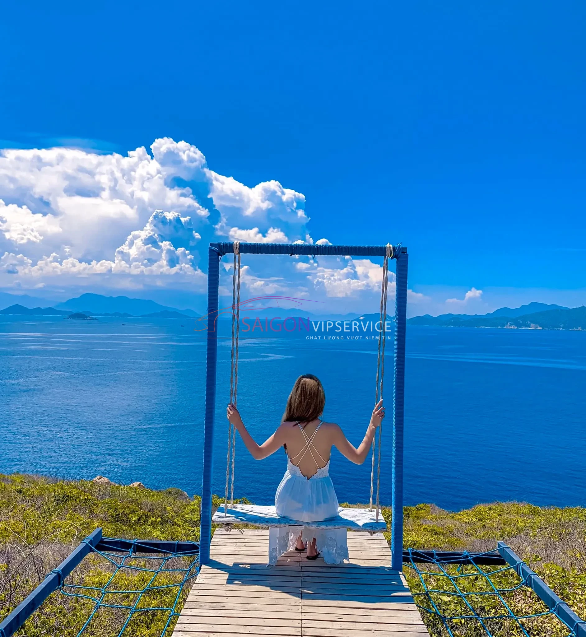 Du khách đứng trong khung check-in hướng ra biển xanh tại An Hill, đảo Bình Hưng