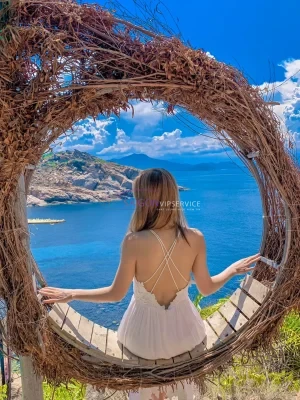 Du khách tạo dáng trong vòng tổ chim với nền biển xanh tại An Hill Bình Hưng