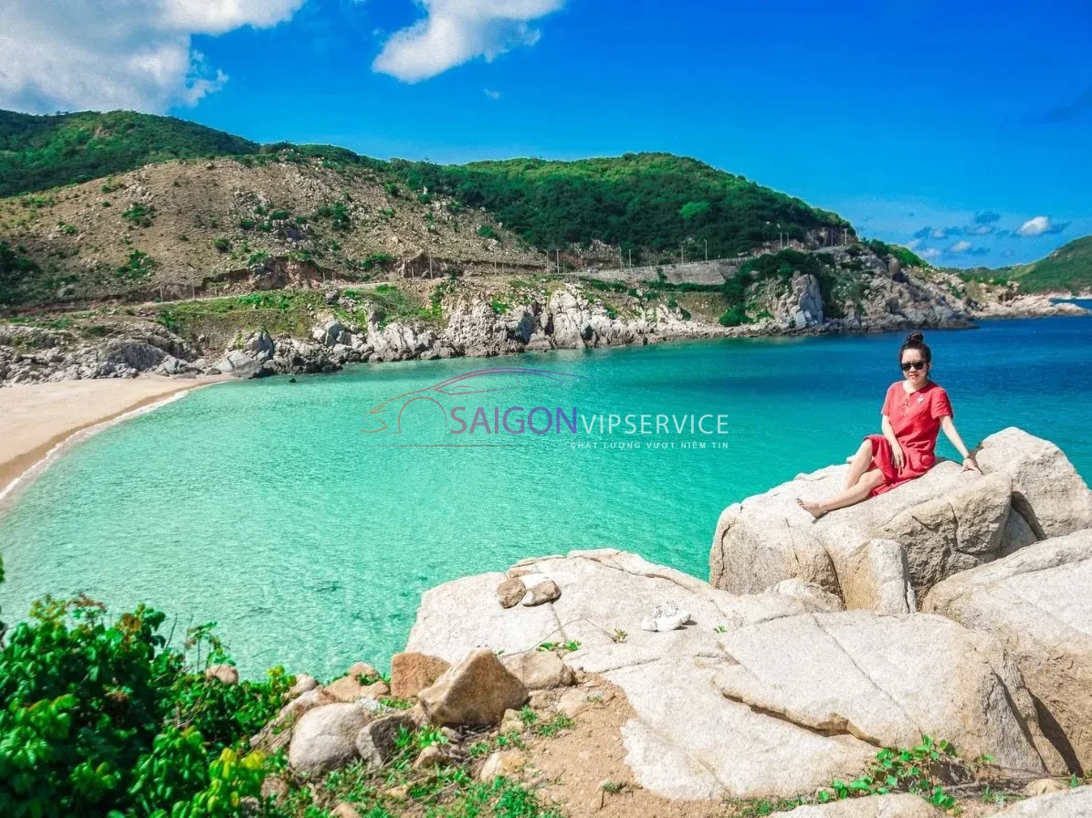 Bãi Chuối với làn nước trong xanh, bờ cát sáng và du khách tắm biển phía xa