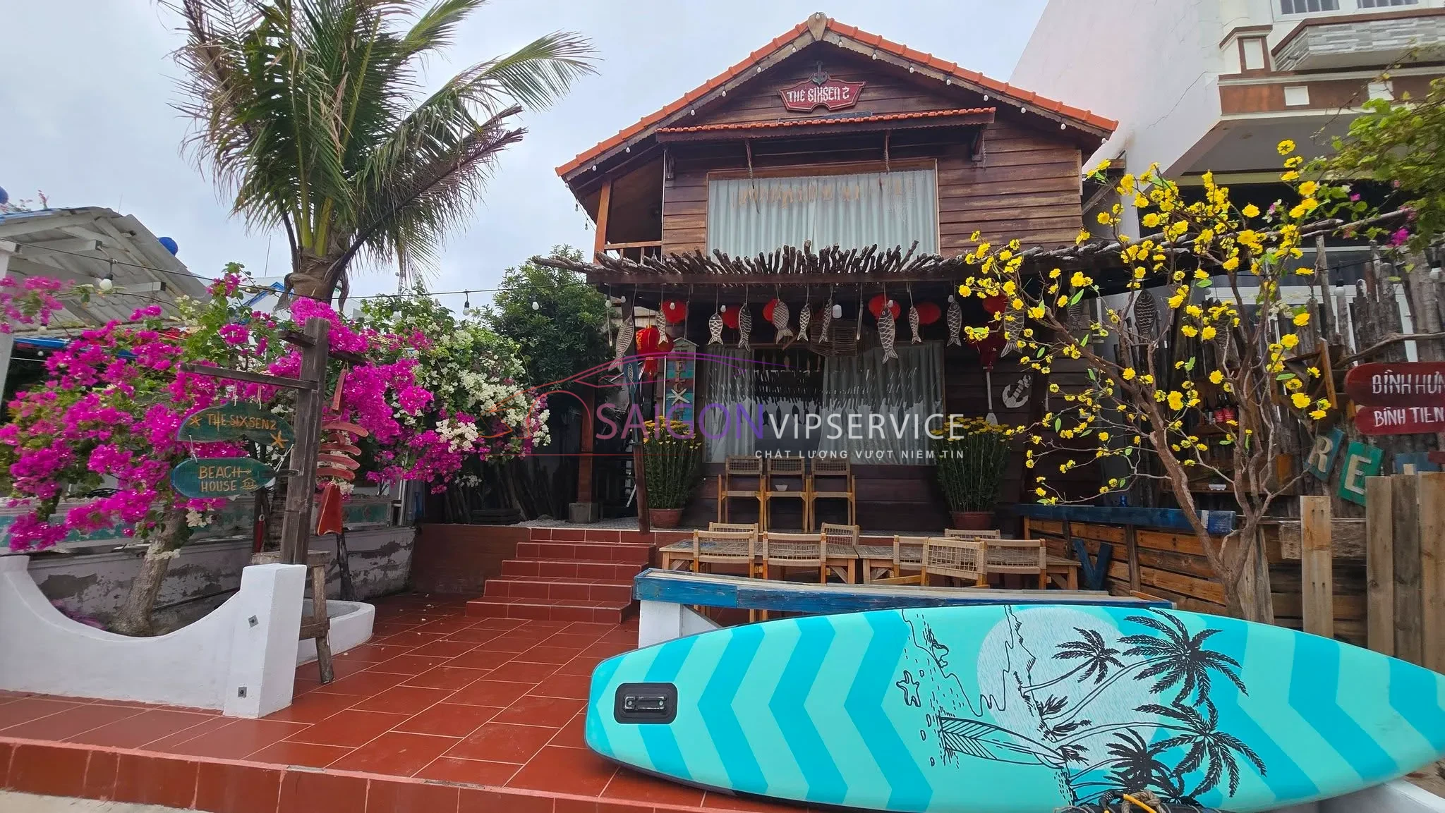 Hồ bơi và sân vườn tại The Sixen Villa Bình Hưng với hoa giấy và nhà nghỉ dưỡng
