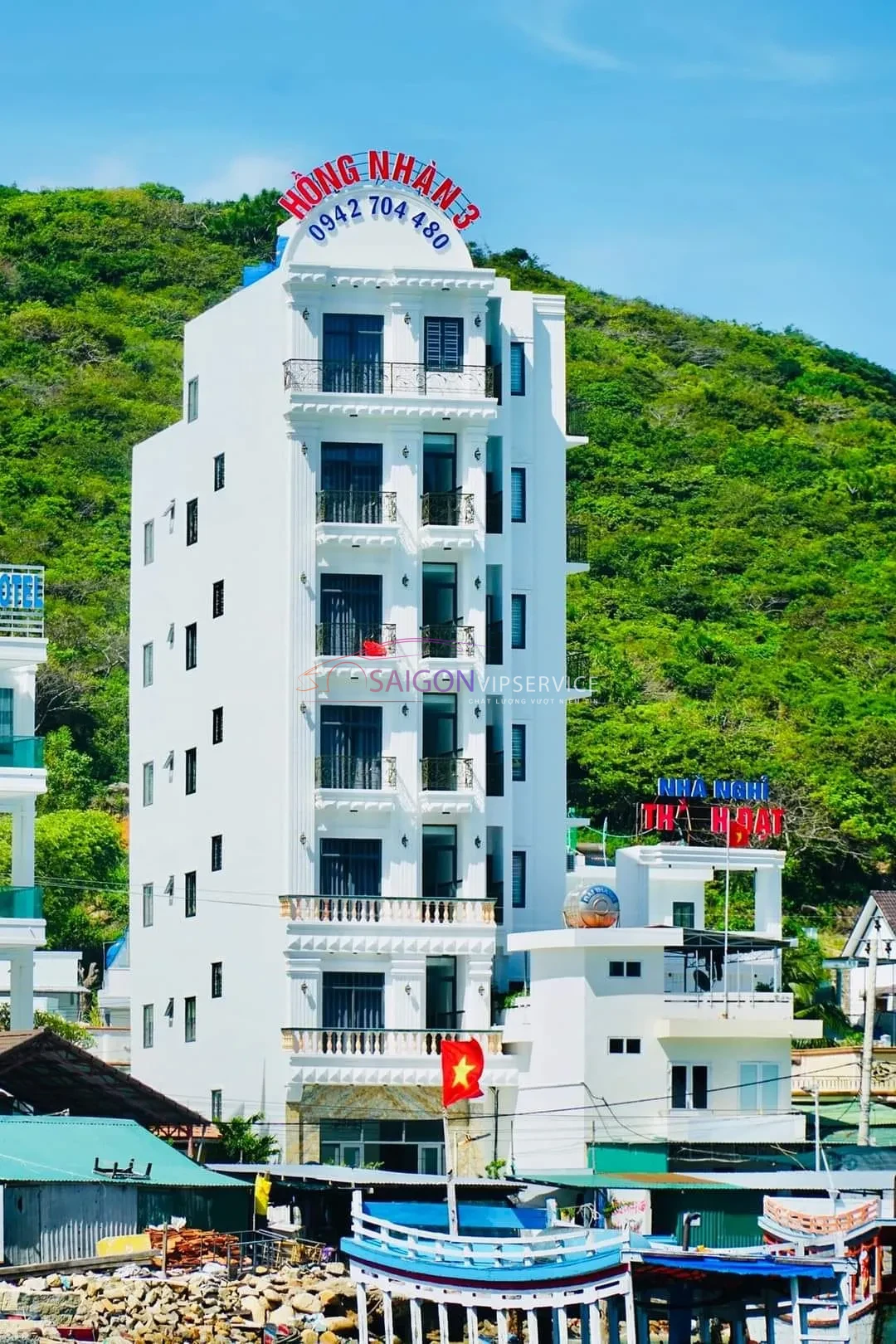 Nhà nghỉ Hồng Nhàn Bình Hưng với mặt tiền gần biển, phù hợp cho du khách tìm nơi lưu trú tiện di chuyển trên đảo