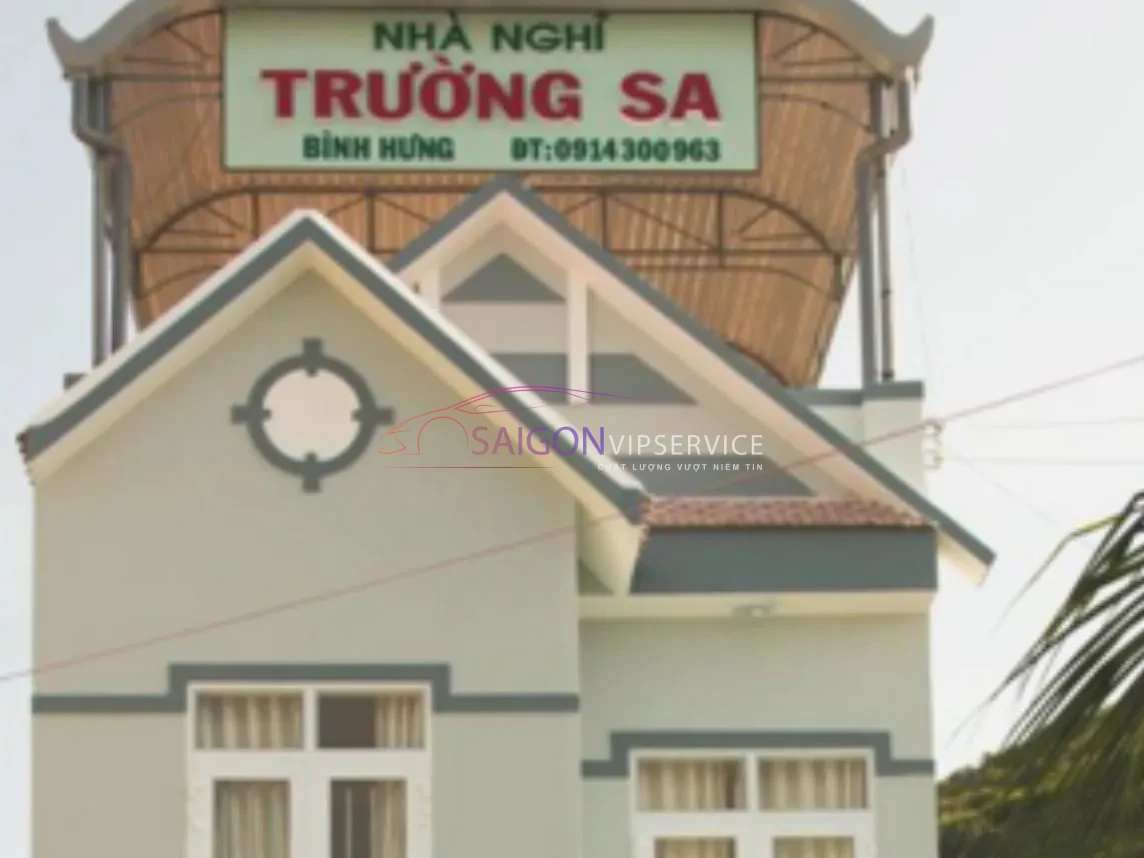 Nhà nghỉ Trường Sa Bình Hưng với bảng hiệu mặt tiền rõ ràng, cung cấp chỗ nghỉ cho khách du lịch đảo