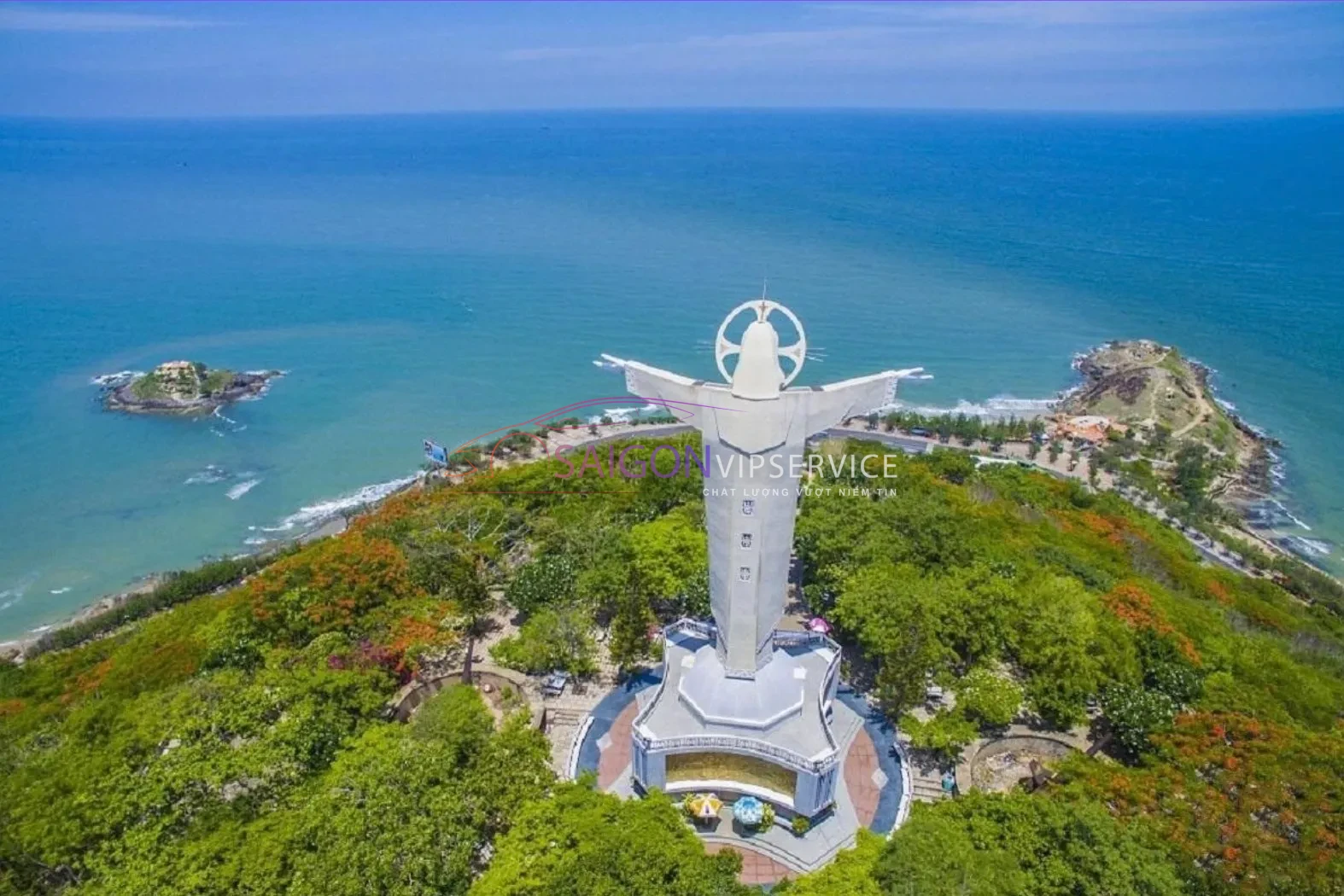 Toàn cảnh biển Vũng Tàu với tượng Chúa Kitô nhìn từ trên cao