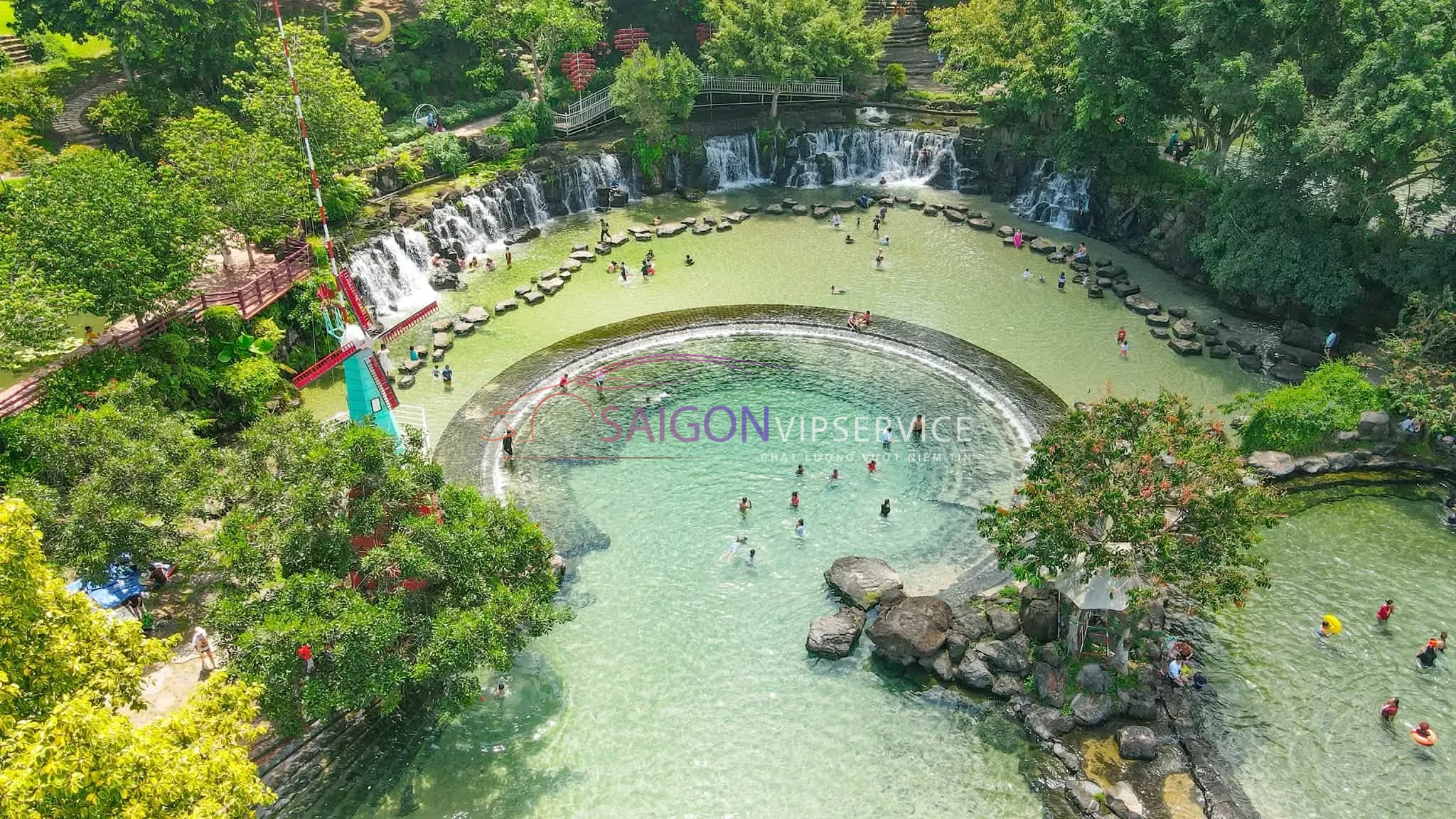 Hồ bơi thiên nhiên rộng lớn với thiết kế thác nước hình vòng cung tuyệt đẹp tại Công viên Suối Mơ