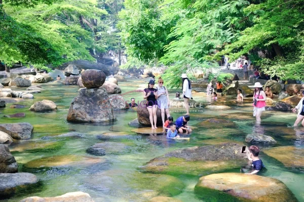 Du khách vui chơi, tắm mát tại suối đá nhân tạo trong không gian xanh của Khu du lịch sinh thái Thủy Châu.