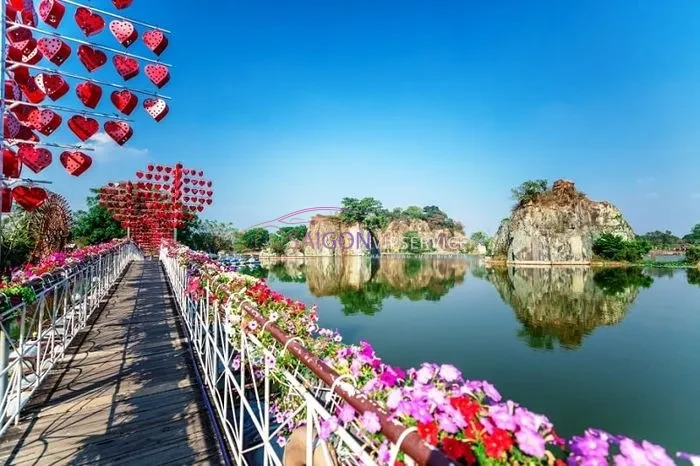 Khung cảnh lãng mạn của Cầu tình yêu được trang trí lồng đèn trái tim đỏ rực bắc qua hồ nước tại Bửu Long.