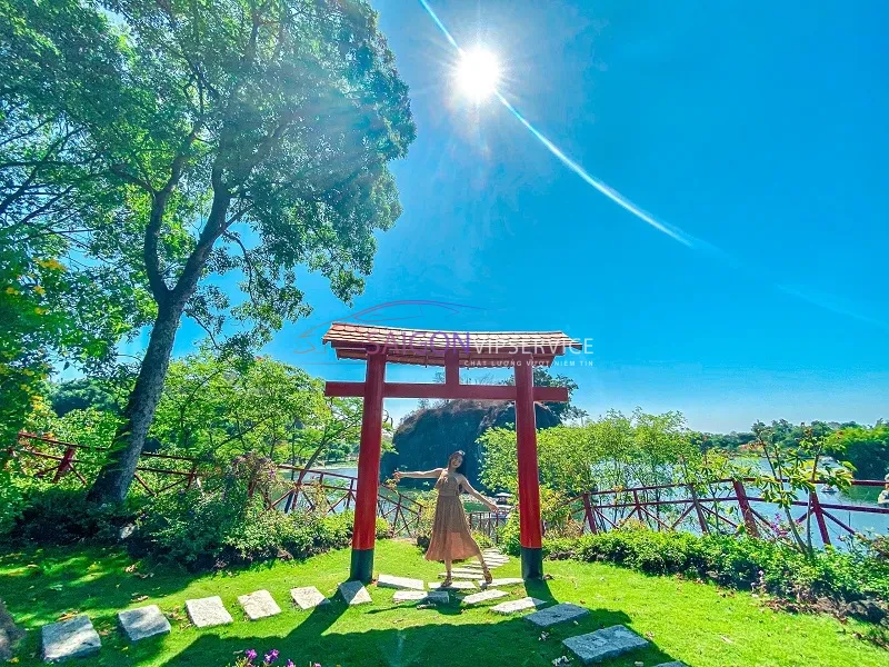 Tiểu cảnh Cổng Torii màu đỏ mang đậm phong cách kiến trúc Nhật Bản nổi bật trên nền trời xanh tại KDL Bửu Long.