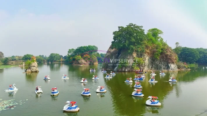 Vẻ đẹp sơn thủy hữu tình của Hồ Long Ẩn với các vách đá vôi được mệnh danh là Vịnh Hạ Long thu nhỏ tại miền Nam.