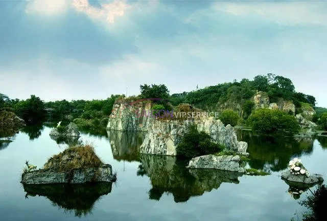 Khung cảnh thiên nhiên hoang sơ, mặt hồ tĩnh lặng ôm trọn những dãy núi đá tại Hồ Long Vân, KDL Bửu Long.