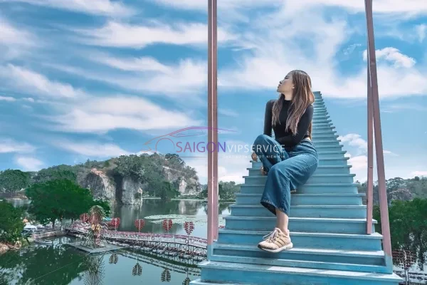 Du khách nữ tạo dáng chụp ảnh tại tiểu cảnh Nấc thang lên thiên đường cực hot ở Khu Sơn Nữ, Bửu Long.