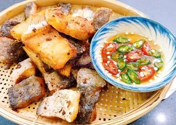 Đặc sản cá dứa một nắng chiên vàng giòn rụm chấm cùng nước mắm me hấp dẫn tại Cần Giờ.