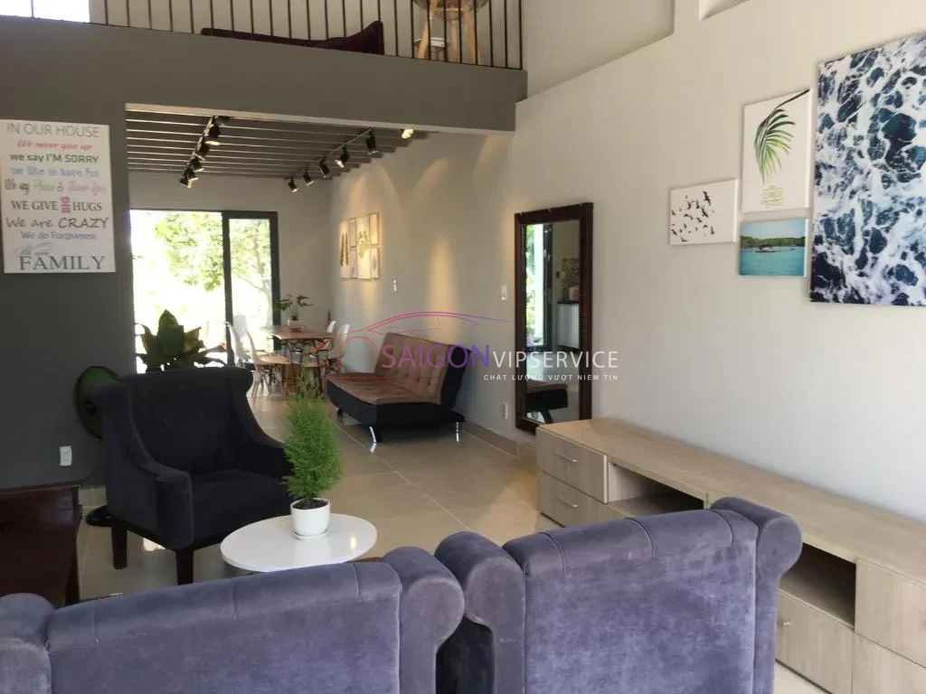 Không gian phòng khách hiện đại, thiết kế không gian mở đón ánh sáng tự nhiên tại Eco Homestay Cần Giờ.