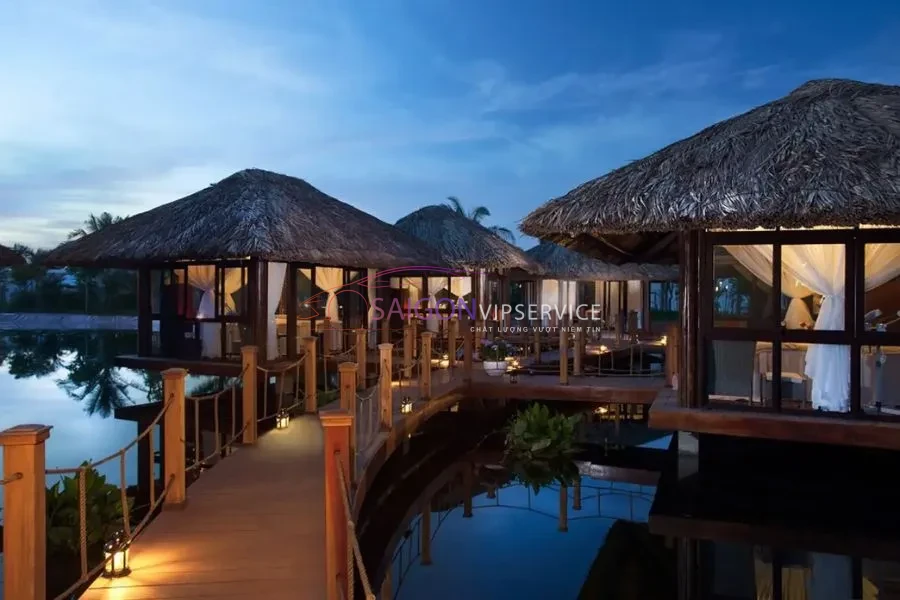 Khuôn viên nghỉ dưỡng Resort Phương Nam Cần Giờ với các căn bungalow mái lá truyền thống lên đèn lãng mạn vào lúc chạng vạng.