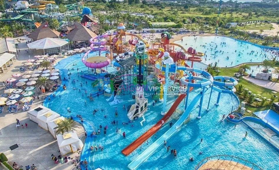 Toàn cảnh hệ thống máng trượt nước khổng lồ tại siêu công viên nước The Amazing Bay Khu du lịch Sơn Tiên