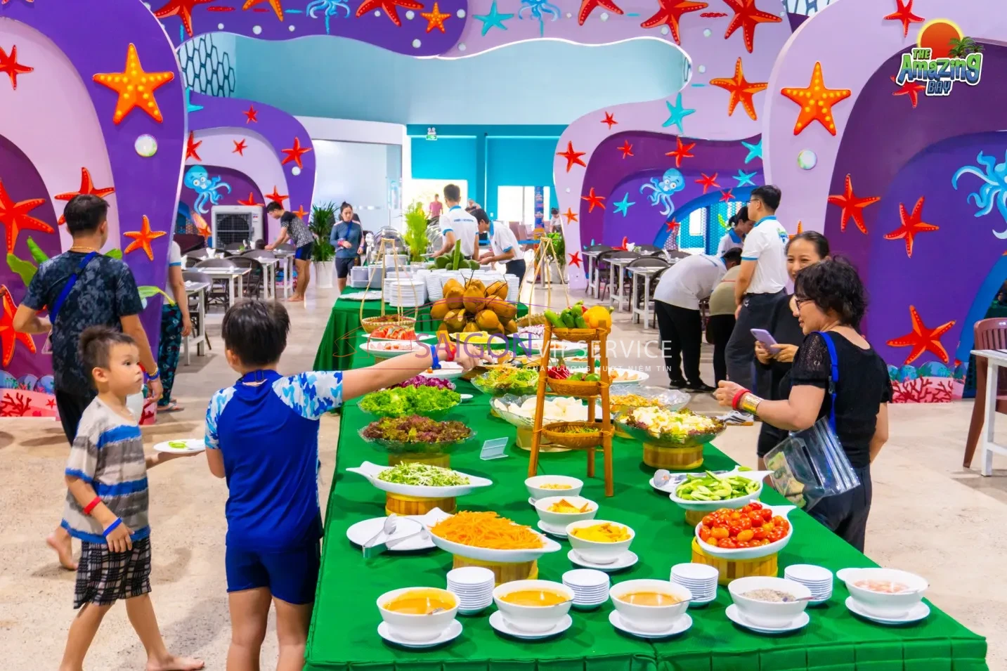 Khu vực nhà hàng ẩm thực và buffet đa dạng món ăn tại Khu du lịch Sơn Tiên