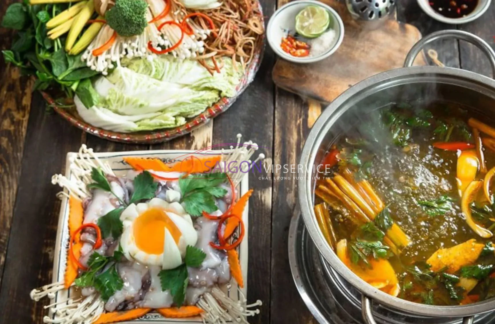 Mẹt nguyên liệu tươi ngon chuẩn bị cho món lẩu đặc sản tại nhà hàng khu du lịch sinh thái Làng nổi Tân Lập